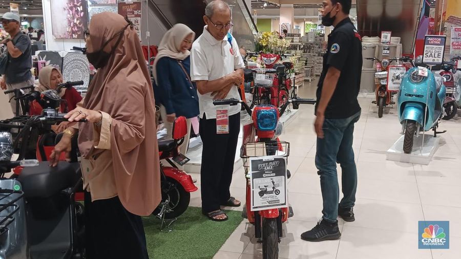 Sejumlah pengunjung Transmart Cempaka Putih melihat produk yang ditawarkan dalam promo saat Transmart full day sale kembali hadir. (CNBC Indonesia/Eqqi Saputra)