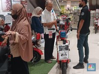 Pengunjung Ini Beli Sepeda Listrik di Transmart: Harga Murah!