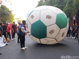 Semarak Arak-arakan Bola Raksasa Piala Dunia U-17 di Surabaya
