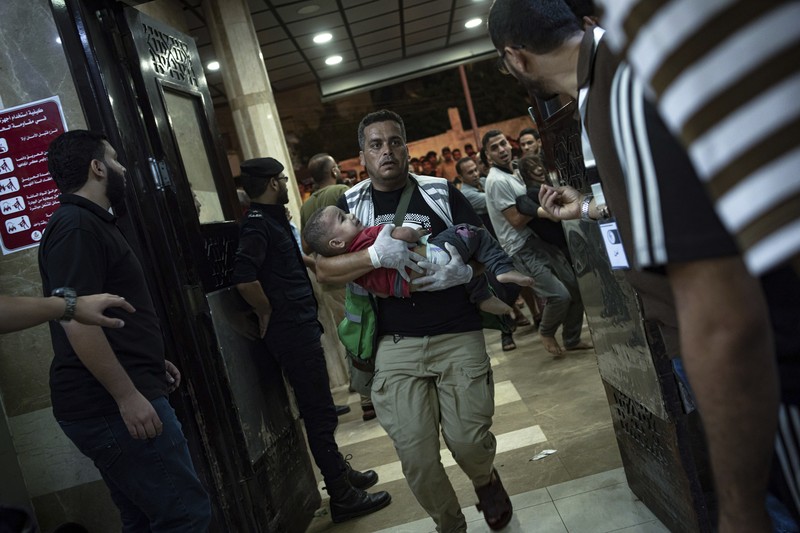 Pemandangan menunjukkan roket diluncurkan dari Gaza, terlihat dari perbatasan Israel dengan Gaza, di Israel selatan, 28 Oktober 2023. (REUTERS/Amir Cohen)