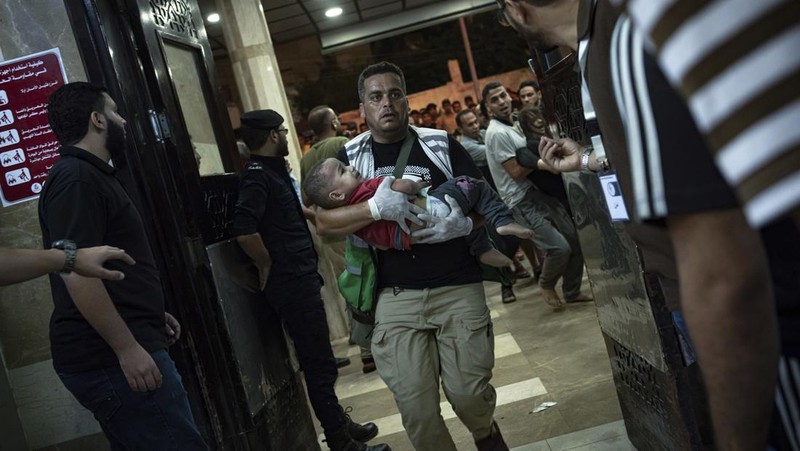 Pemandangan menunjukkan roket diluncurkan dari Gaza, terlihat dari perbatasan Israel dengan Gaza, di Israel selatan, 28 Oktober 2023. (REUTERS/Amir Cohen)
