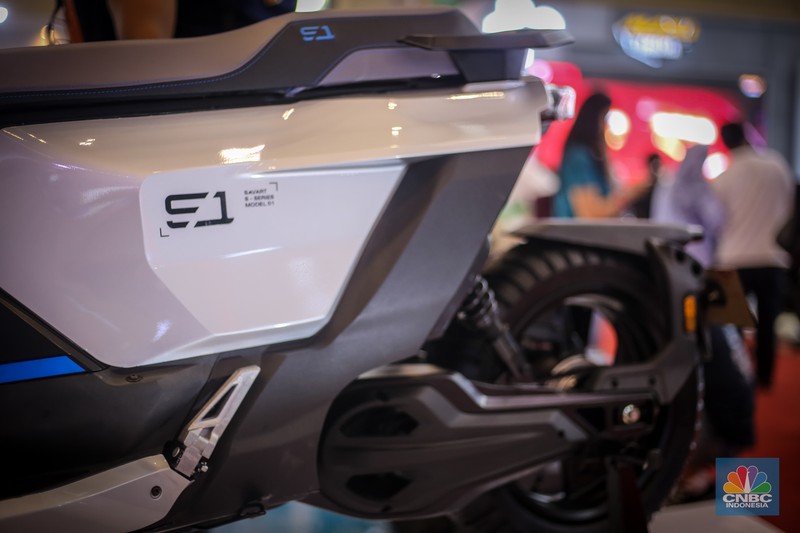 Seorang pengunjung melihat motor listrik Savart S-1 dalam Gelaran Indonesia Motorcycle Show Plus (IMOS+) 2023. Seorang pengunjung melihat motor listrik Savart S-1 dalam Gelaran Indonesia Motorcycle Show Plus (IMOS+) 2023. (CNBC Indonesia/Tias Budiarto)