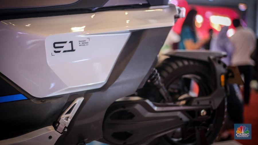 Seorang pengunjung melihat motor listrik Savart S-1 dalam Gelaran Indonesia Motorcycle Show Plus (IMOS+) 2023. (CNBC Indonesia/Tias Budiarto)