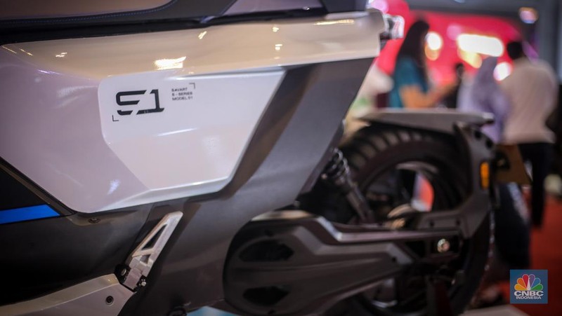 Seorang pengunjung melihat motor listrik Savart S-1 dalam Gelaran Indonesia Motorcycle Show Plus (IMOS+) 2023. (CNBC Indonesia/Tias Budiarto)