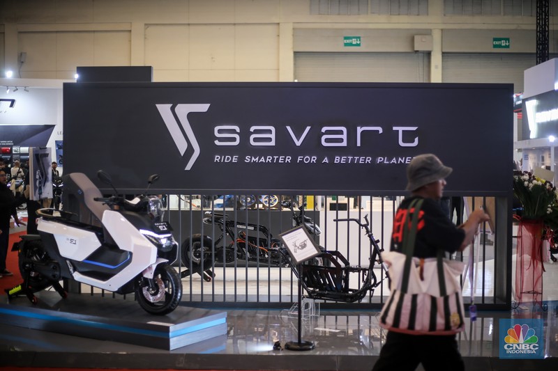 Seorang pengunjung melihat motor listrik Savart S-1 dalam Gelaran Indonesia Motorcycle Show Plus (IMOS+) 2023. (CNBC Indonesia/Tias Budiarto)