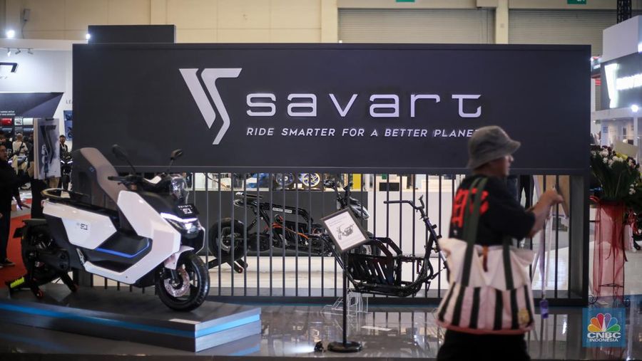 Seorang pengunjung melihat motor listrik Savart S-1 dalam Gelaran Indonesia Motorcycle Show Plus (IMOS+) 2023. (CNBC Indonesia/Tias Budiarto)