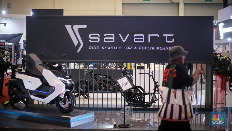 Seorang pengunjung melihat motor listrik Savart S-1 dalam Gelaran Indonesia Motorcycle Show Plus (IMOS+) 2023. (CNBC Indonesia/Tias Budiarto)
