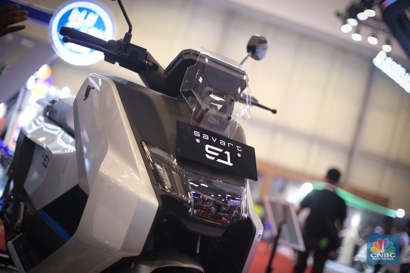 Seorang pengunjung melihat motor listrik Savart S-1 dalam Gelaran Indonesia Motorcycle Show Plus (IMOS+) 2023. (CNBC Indonesia/Tias Budiarto)