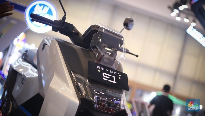 Seorang pengunjung melihat motor listrik Savart S-1 dalam Gelaran Indonesia Motorcycle Show Plus (IMOS+) 2023. (CNBC Indonesia/Tias Budiarto)