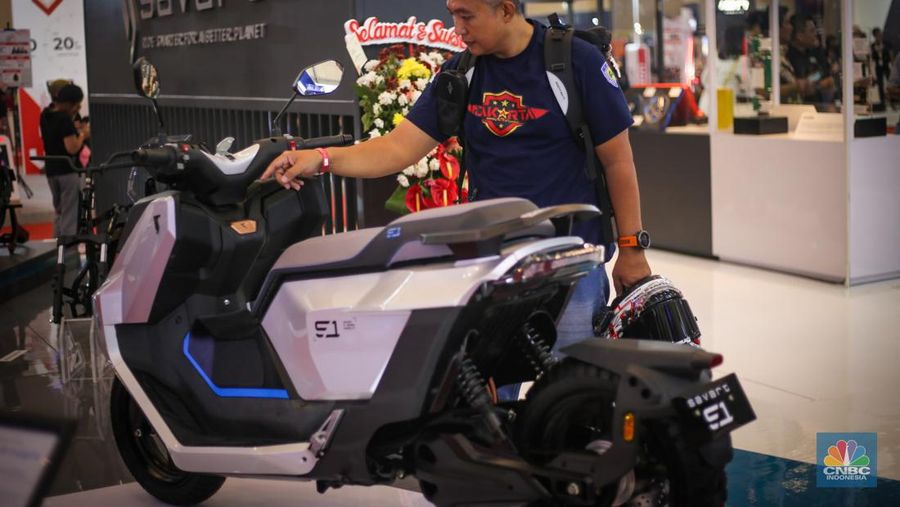Seorang pengunjung melihat motor listrik Savart S-1 dalam Gelaran Indonesia Motorcycle Show Plus (IMOS+) 2023. (CNBC Indonesia/Tias Budiarto)
