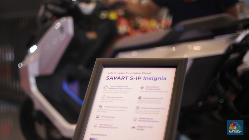 Seorang pengunjung melihat motor listrik Savart S-1 dalam Gelaran Indonesia Motorcycle Show Plus (IMOS+) 2023. (CNBC Indonesia/Tias Budiarto)