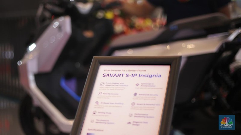 Seorang pengunjung melihat motor listrik Savart S-1 dalam Gelaran Indonesia Motorcycle Show Plus (IMOS+) 2023. (CNBC Indonesia/Tias Budiarto)