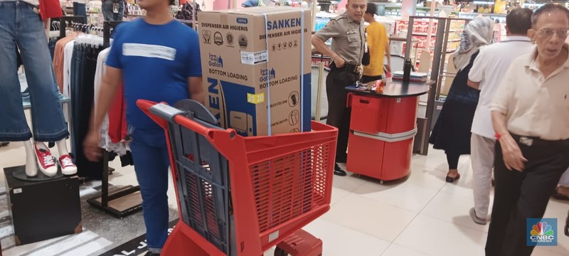 Sejumlah pengunjung Transmart Cempaka Putih melihat produk elektronik saat Transmart full day sale kembali hadir. Sejumlah pengunjung Transmart Cempaka Putih melihat produk elektronik saat Transmart full day sale kembali hadir. (CNBC Indonesia/Eqqi Saputra)