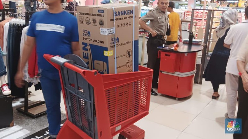 Sejumlah pengunjung Transmart Cempaka Putih melihat produk elektronik saat Transmart full day sale kembali hadir. (CNBC Indonesia/Eqqi Saputra)