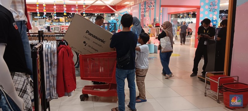 Sejumlah pengunjung Transmart Cempaka Putih melihat produk elektronik saat Transmart full day sale kembali hadir. Sejumlah pengunjung Transmart Cempaka Putih melihat produk elektronik saat Transmart full day sale kembali hadir. (CNBC Indonesia/Eqqi Saputra)