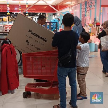 Heboh! Troli Pengunjung Transmart Penuh Barang Elektronik