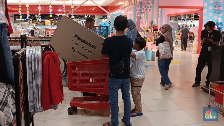 Sejumlah pengunjung Transmart Cempaka Putih melihat produk elektronik saat Transmart full day sale kembali hadir. (CNBC Indonesia/Eqqi Saputra)