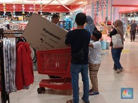 Heboh! Troli Pengunjung Transmart Penuh Barang Elektronik