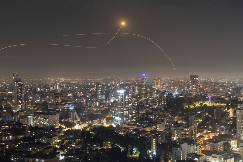 Pemandangan menunjukkan roket diluncurkan dari Gaza, terlihat dari perbatasan Israel dengan Gaza, di Israel selatan, 28 Oktober 2023. Pemandangan menunjukkan roket diluncurkan dari Gaza, terlihat dari perbatasan Israel dengan Gaza, di Israel selatan, 28 Oktober 2023. (REUTERS/Amir Cohen)