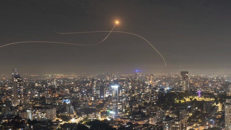 Pemandangan menunjukkan roket diluncurkan dari Gaza, terlihat dari perbatasan Israel dengan Gaza, di Israel selatan, 28 Oktober 2023. (REUTERS/Amir Cohen)