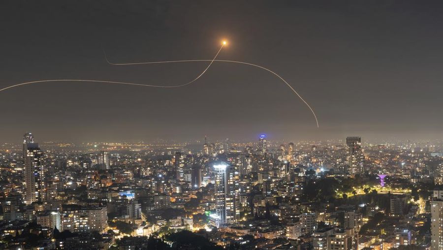 Sistem pertahanan udara Iron Dome Israel menembak untuk mencegat roket yang ditembakkan dari Jalur Gaza, di Israel tengah, Sabtu, 28 Oktober 2023. (AP Photo/Oded Balilty)