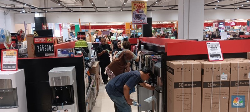 Suasana saat berlangsungya Full Day Sale di Transmart Cempaka Putih, Jakarta, Minggu (29/10/2023). Suasana saat berlangsungya Full Day Sale di Transmart Cempaka Putih, Jakarta, Minggu (29/10/2023). (CNBC Indonesia/Eqqi Saputra)