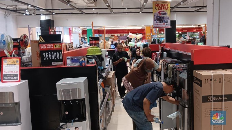 Suasana saat berlangsungya Full Day Sale di Transmart Cempaka Putih, Jakarta, Minggu (29/10/2023). (CNBC Indonesia/Eqqi Saputra)