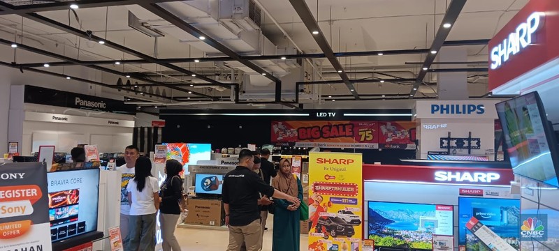 Suasana saat berlangsungya Full Day Sale di Transmart Cempaka Putih, Jakarta, Minggu (29/10/2023). Suasana saat berlangsungya Full Day Sale di Transmart Cempaka Putih, Jakarta, Minggu (29/10/2023). (CNBC Indonesia/Eqqi Saputra)