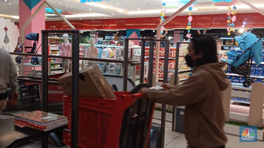 Suasana saat berlangsungya Full Day Sale di Transmart Cempaka Putih, Jakarta, Minggu (29/10/2023). (CNBC Indonesia/Eqqi Saputra)