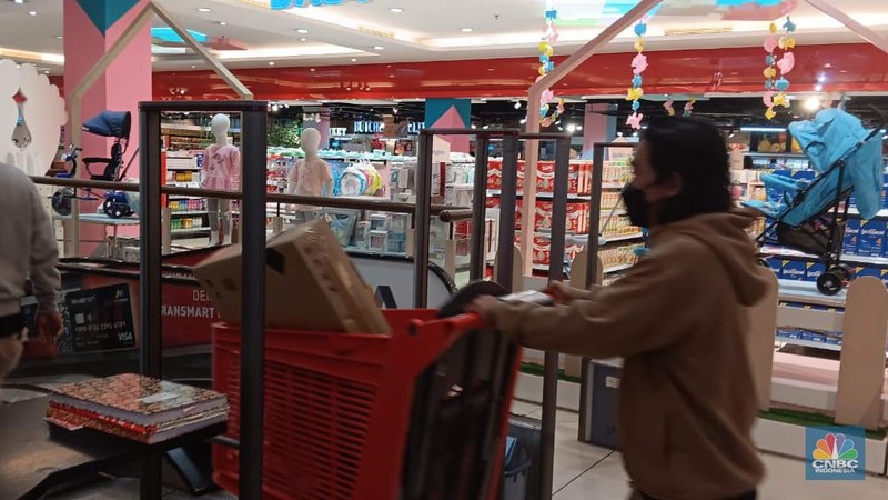 Suasana saat berlangsungya Full Day Sale di Transmart Cempaka Putih, Jakarta, Minggu (29/10/2023). (CNBC Indonesia/Eqqi Saputra)