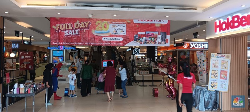 Suasana saat berlangsungya Full Day Sale di Transmart Cempaka Putih, Jakarta, Minggu (29/10/2023). Suasana saat berlangsungya Full Day Sale di Transmart Cempaka Putih, Jakarta, Minggu (29/10/2023). (CNBC Indonesia/Eqqi Saputra)