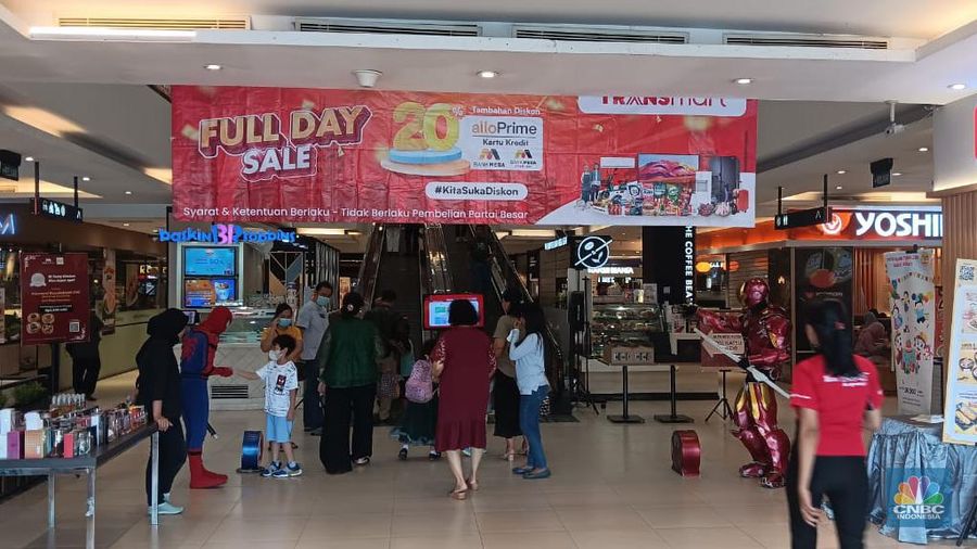 Suasana saat berlangsungya Full Day Sale di Transmart Cempaka Putih, Jakarta, Minggu (29/10/2023). (CNBC Indonesia/Eqqi Saputra)