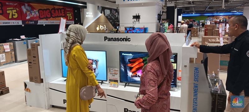 Suasana saat berlangsungya Full Day Sale di Transmart Cempaka Putih, Jakarta, Minggu (29/10/2023). Suasana saat berlangsungya Full Day Sale di Transmart Cempaka Putih, Jakarta, Minggu (29/10/2023). (CNBC Indonesia/Eqqi Saputra)
