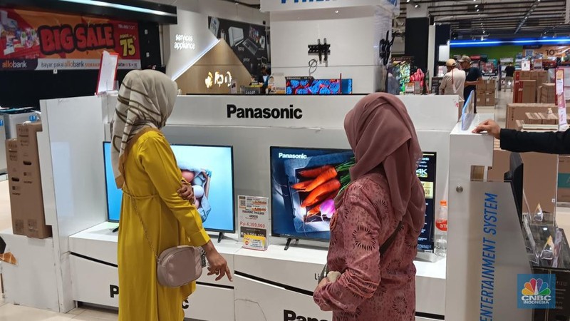 Suasana saat berlangsungya Full Day Sale di Transmart Cempaka Putih, Jakarta, Minggu (29/10/2023). (CNBC Indonesia/Eqqi Saputra)