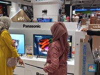 Beli TV LED, Pengunjung Ini Semringah Dapat Diskon Sejuta