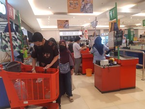 Banyak Diskon Bikin Wanita Ini Borong Belanjaan di Transmart Full Day Sale