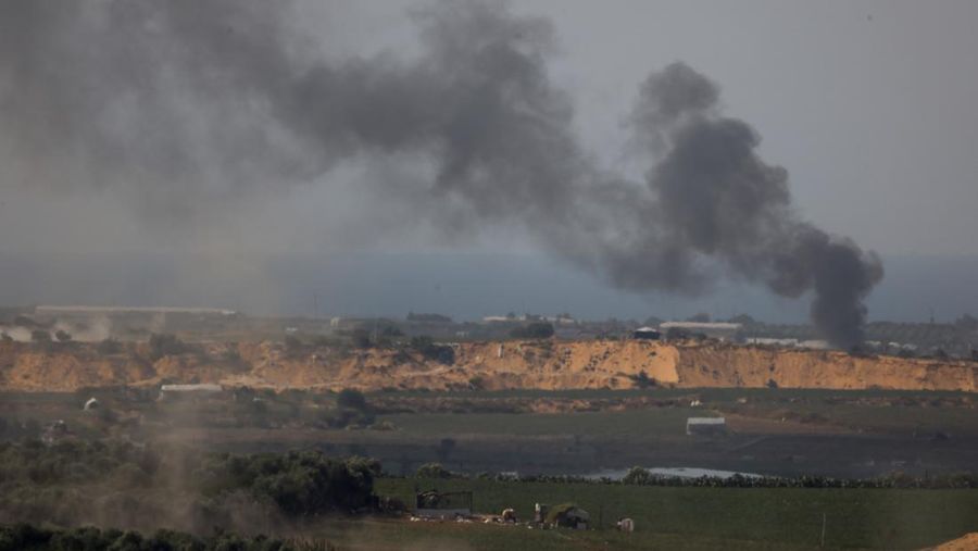 Asap mengepul saat kendaraan militer Israel bermanuver di dalam Jalur Gaza, terlihat dari Israel, 30 Oktober 2023. (REUTERS/Amir Cohen)