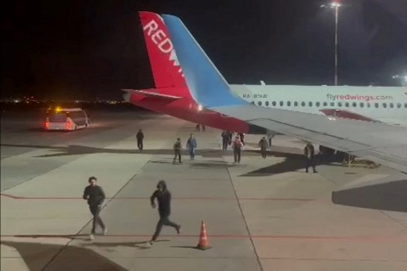 Badan penerbangan Rusia menutup bandara utama Republik Dagestan imbas massa pro-Palestina menyerbu bandara tersebut untuk mencari warga negara Israel. Hal ini menyusul laporan soal pesawat dari Tel Aviv yang membawa banyak warga Israel akan mendarat di bandara tersebut. (AP Photo) Badan penerbangan Rusia menutup bandara utama Republik Dagestan imbas massa pro-Palestina menyerbu bandara tersebut untuk mencari warga negara Israel. Hal ini menyusul laporan soal pesawat dari Tel Aviv yang membawa banyak warga Israel akan mendarat di bandara tersebut. (AP Photo)