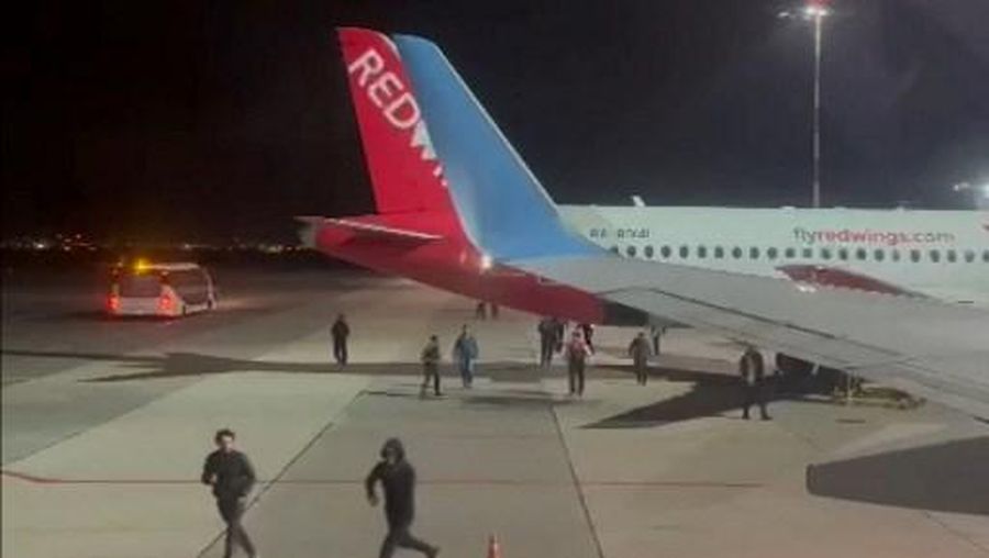 Badan penerbangan Rusia menutup bandara utama Republik Dagestan imbas massa pro-Palestina menyerbu bandara tersebut untuk mencari warga negara Israel. Hal ini menyusul laporan soal pesawat dari Tel Aviv yang membawa banyak warga Israel akan mendarat di bandara tersebut. (Photo by Telegram / @askrasul / AFP)