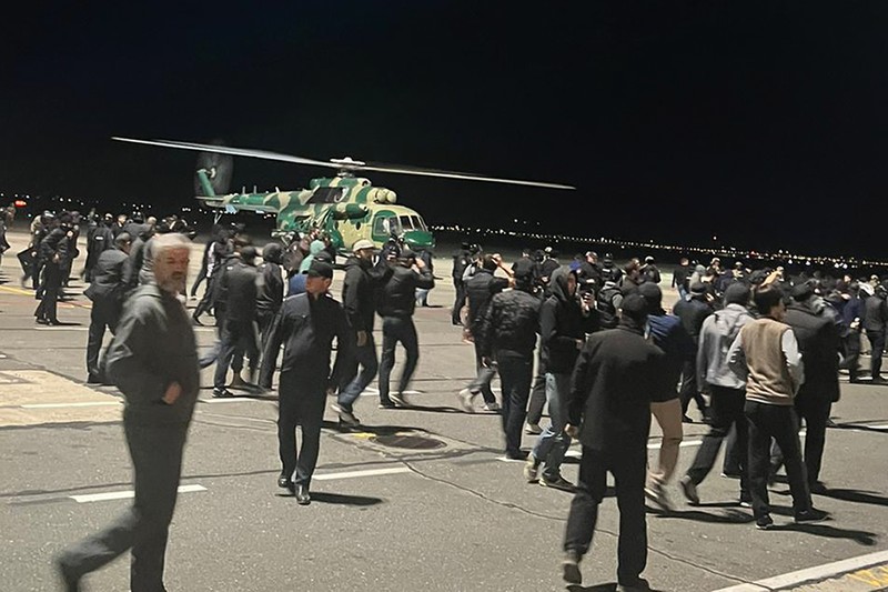 Badan penerbangan Rusia menutup bandara utama Republik Dagestan imbas massa pro-Palestina menyerbu bandara tersebut untuk mencari warga negara Israel. Hal ini menyusul laporan soal pesawat dari Tel Aviv yang membawa banyak warga Israel akan mendarat di bandara tersebut. (AP Photo) Badan penerbangan Rusia menutup bandara utama Republik Dagestan imbas massa pro-Palestina menyerbu bandara tersebut untuk mencari warga negara Israel. Hal ini menyusul laporan soal pesawat dari Tel Aviv yang membawa banyak warga Israel akan mendarat di bandara tersebut. (AP Photo)
