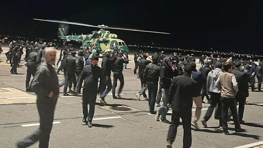 Badan penerbangan Rusia menutup bandara utama Republik Dagestan imbas massa pro-Palestina menyerbu bandara tersebut untuk mencari warga negara Israel. Hal ini menyusul laporan soal pesawat dari Tel Aviv yang membawa banyak warga Israel akan mendarat di bandara tersebut. (AP Photo)