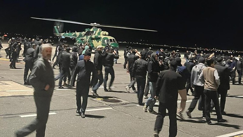 Badan penerbangan Rusia menutup bandara utama Republik Dagestan imbas massa pro-Palestina menyerbu bandara tersebut untuk mencari warga negara Israel. Hal ini menyusul laporan soal pesawat dari Tel Aviv yang membawa banyak warga Israel akan mendarat di bandara tersebut. (AP Photo)
