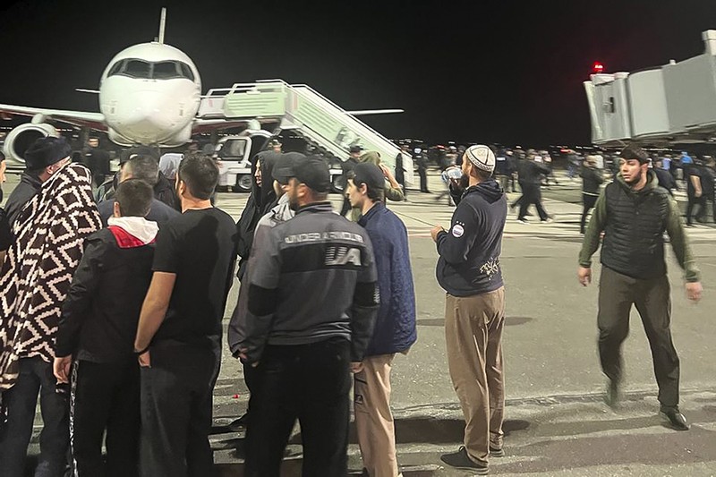 Badan penerbangan Rusia menutup bandara utama Republik Dagestan imbas massa pro-Palestina menyerbu bandara tersebut untuk mencari warga negara Israel. Hal ini menyusul laporan soal pesawat dari Tel Aviv yang membawa banyak warga Israel akan mendarat di bandara tersebut. (AP Photo) Badan penerbangan Rusia menutup bandara utama Republik Dagestan imbas massa pro-Palestina menyerbu bandara tersebut untuk mencari warga negara Israel. Hal ini menyusul laporan soal pesawat dari Tel Aviv yang membawa banyak warga Israel akan mendarat di bandara tersebut. (AP Photo)