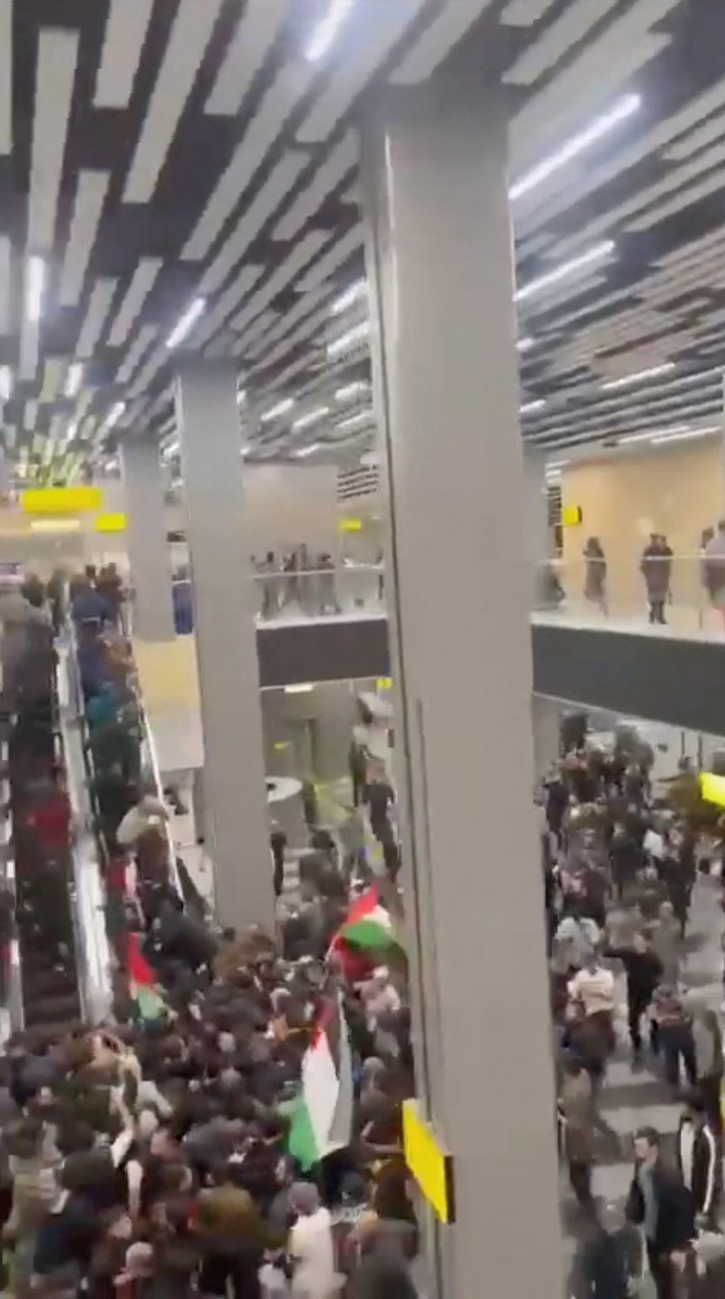 Badan penerbangan Rusia menutup bandara utama Republik Dagestan imbas massa pro-Palestina menyerbu bandara tersebut untuk mencari warga negara Israel. Hal ini menyusul laporan soal pesawat dari Tel Aviv yang membawa banyak warga Israel akan mendarat di bandara tersebut. (AP Photo)
