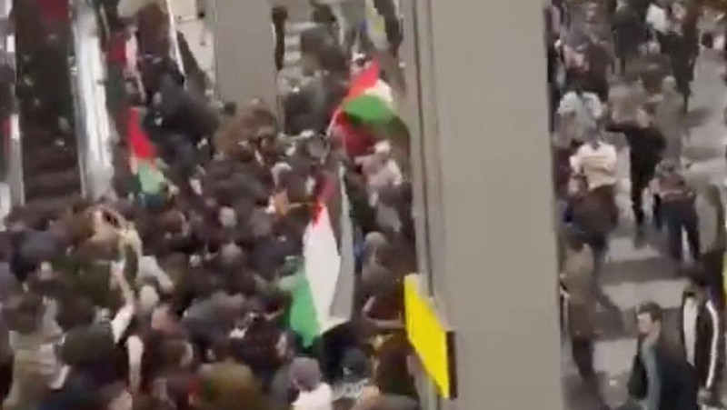 Badan penerbangan Rusia menutup bandara utama Republik Dagestan imbas massa pro-Palestina menyerbu bandara tersebut untuk mencari warga negara Israel. Hal ini menyusul laporan soal pesawat dari Tel Aviv yang membawa banyak warga Israel akan mendarat di bandara tersebut. (AP Photo)