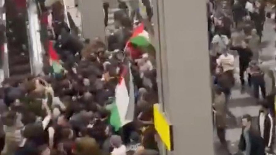 Badan penerbangan Rusia menutup bandara utama Republik Dagestan imbas massa pro-Palestina menyerbu bandara tersebut untuk mencari warga negara Israel. Hal ini menyusul laporan soal pesawat dari Tel Aviv yang membawa banyak warga Israel akan mendarat di bandara tersebut. (via REUTERS/VIDEO OBTAINED BY REUTERS)