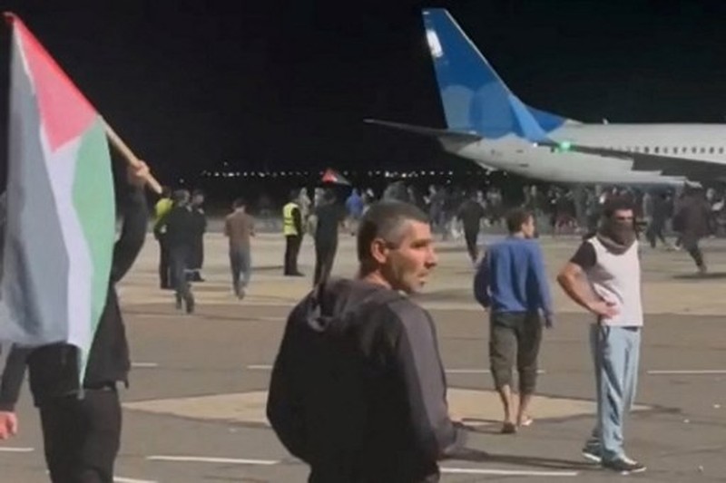 Badan penerbangan Rusia menutup bandara utama Republik Dagestan imbas massa pro-Palestina menyerbu bandara tersebut untuk mencari warga negara Israel. Hal ini menyusul laporan soal pesawat dari Tel Aviv yang membawa banyak warga Israel akan mendarat di bandara tersebut. (AP Photo) Badan penerbangan Rusia menutup bandara utama Republik Dagestan imbas massa pro-Palestina menyerbu bandara tersebut untuk mencari warga negara Israel. Hal ini menyusul laporan soal pesawat dari Tel Aviv yang membawa banyak warga Israel akan mendarat di bandara tersebut. (AP Photo)