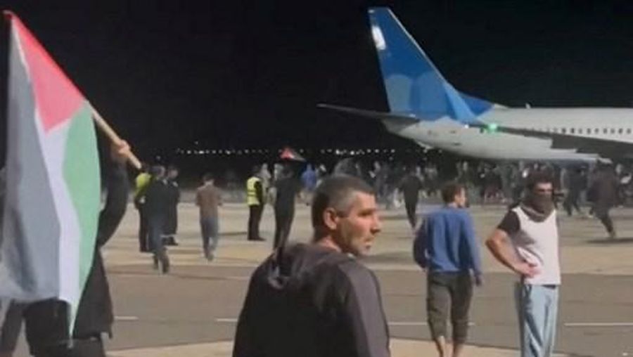Badan penerbangan Rusia menutup bandara utama Republik Dagestan imbas massa pro-Palestina menyerbu bandara tersebut untuk mencari warga negara Israel. Hal ini menyusul laporan soal pesawat dari Tel Aviv yang membawa banyak warga Israel akan mendarat di bandara tersebut. (AP Photo)