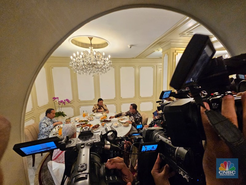 Bakal calon presiden Anies Baswedan, Prabowo Subianto dan Ganjar Pranowo memenuhi undangan Istana Kepresidenan Jakarta untuk menemui Presiden Jokowi, Senin (30/10). (Ajat CNBC Indonesia TV)