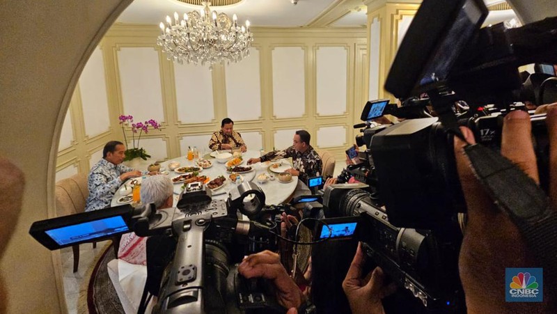 Bakal calon presiden Anies Baswedan, Prabowo Subianto dan Ganjar Pranowo memenuhi undangan Istana Kepresidenan Jakarta untuk menemui Presiden Jokowi, Senin (30/10). (Ajat CNBC Indonesia TV)